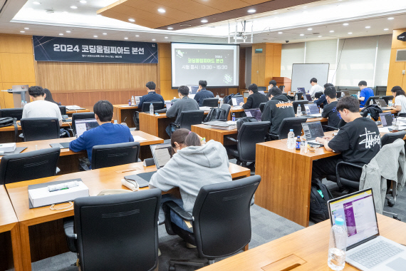 KT가 분당사옥에서 사내 직원 100명이 참여한 가운데 코딩 경진대회를 개최했다. 사진은 KT 코딩 올림피아드 참가자들이 대회를 치르는 모습. KT 제공